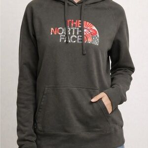 The North Face Graphic Logo Hoodie – Women’s
